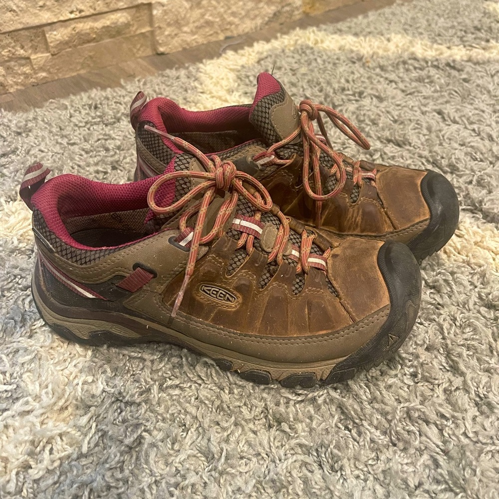Keen hiking shoes- sz 8